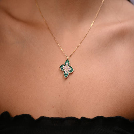 18 karat gold set with green leaf design