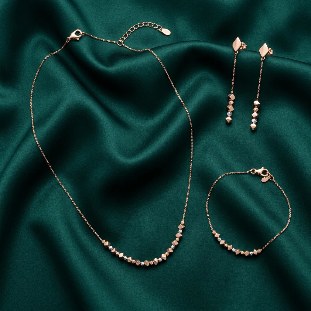 Half set of 18K gold, with close geometric shapes