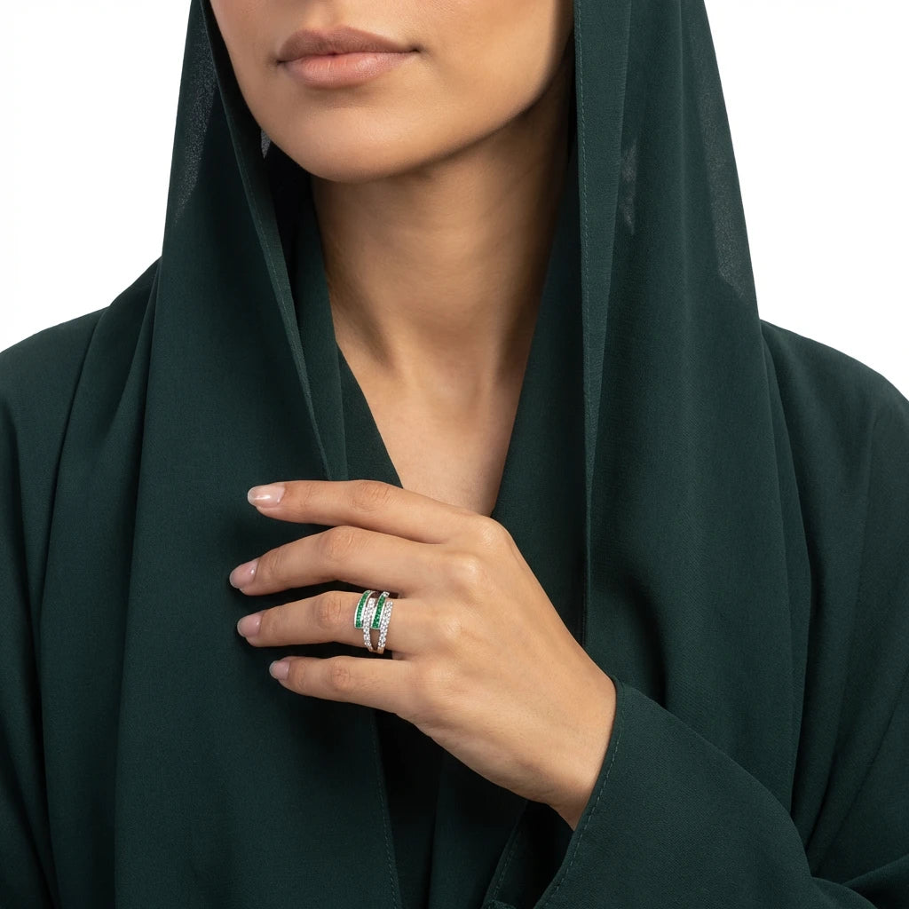 خاتم ذهب عيار 18 بتصميم ملون متداخل بفصوص