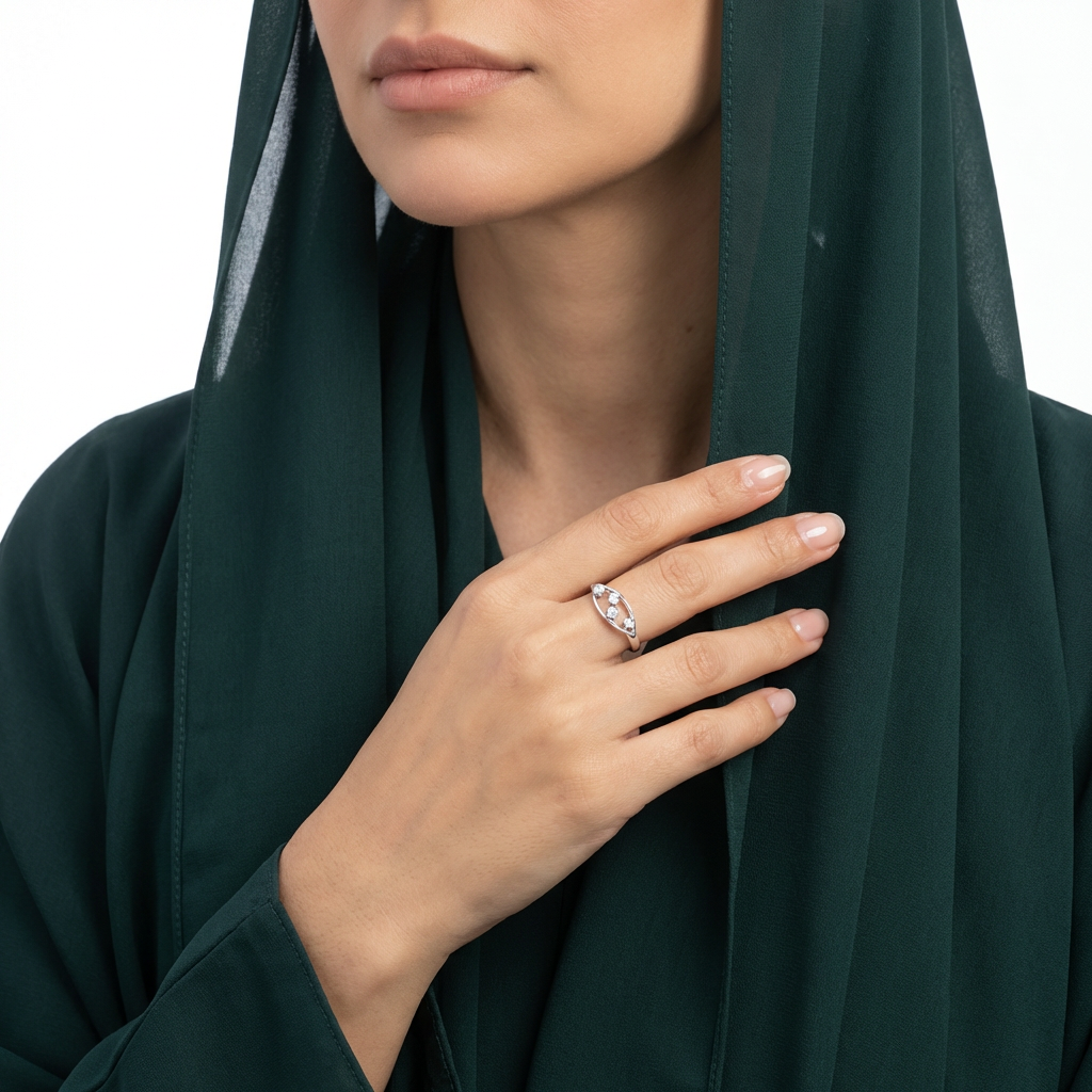 خاتم ذهب عيار 18 بفصوص لامعة بتصميم مفتوح