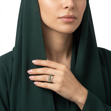 خاتم من الذهب عيار 18 بفصوص ملونة لامعة