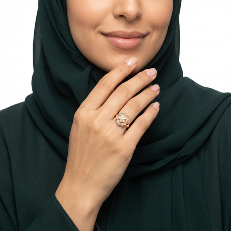 خاتم ذهب عيار 18 بتصميم زهرة بفصوص لامعة