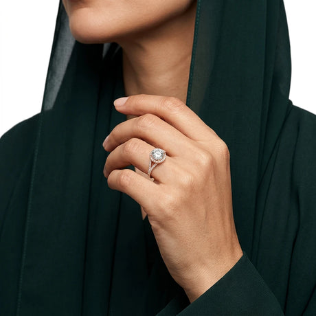 18K Gold Ring with Wealthy Circular Gemstone Shining Stones Design