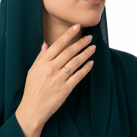 خاتم ذهب عيار 18 بتصميم بيضاوي مرصع