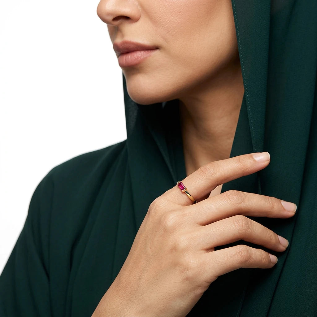 خاتم ذهب عيار 18 بتصميم ناعم وأحجار صغيرة