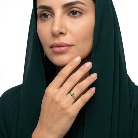 خاتم ذهب عيار 18 حجر ملون بتصميم