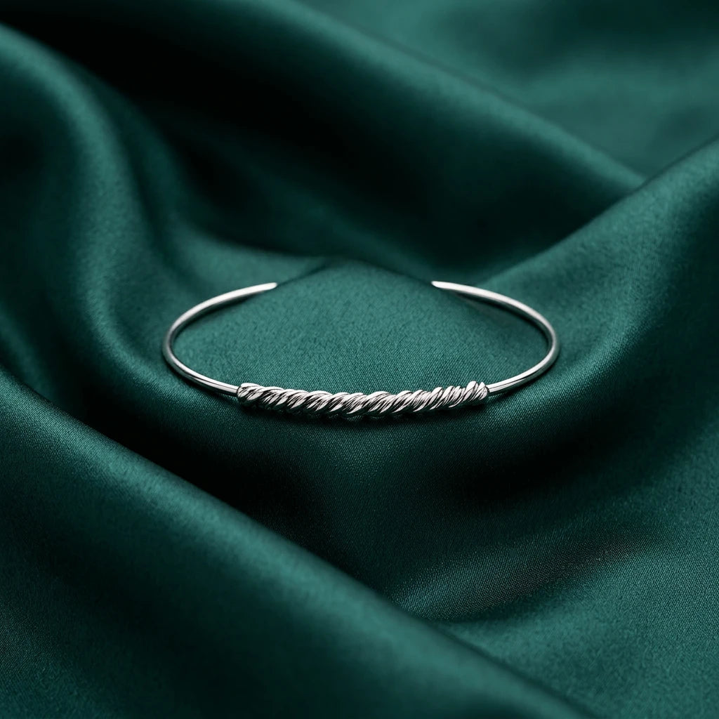 18K Gold Bracelet with Simple Single Row Design