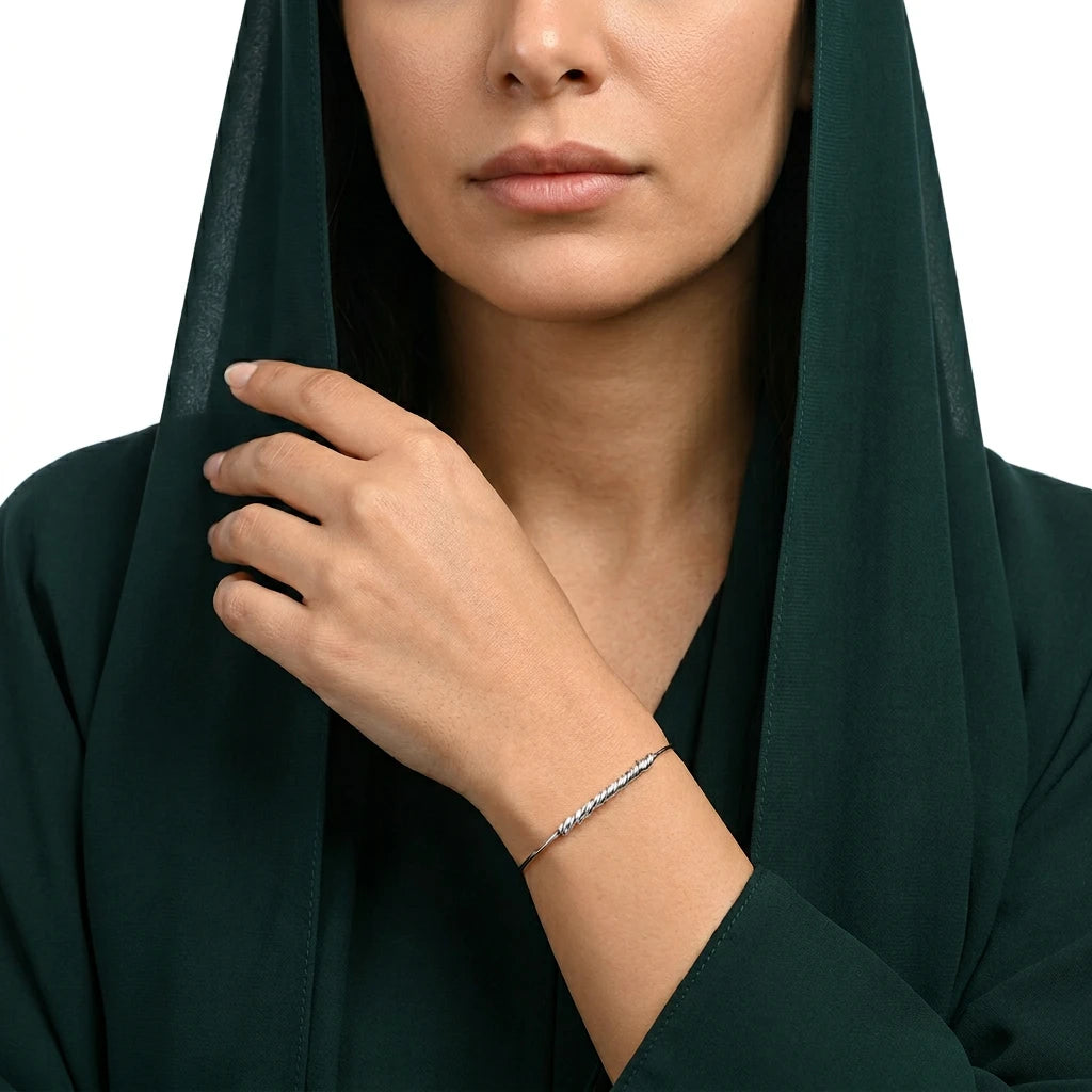 18K Gold Bracelet with Simple Single Row Design