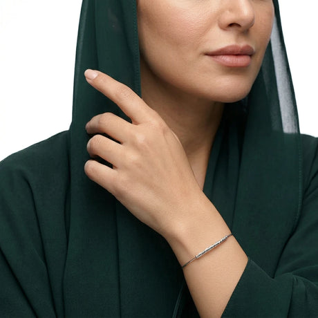 18K Gold Bracelet with Simple Single Row Design