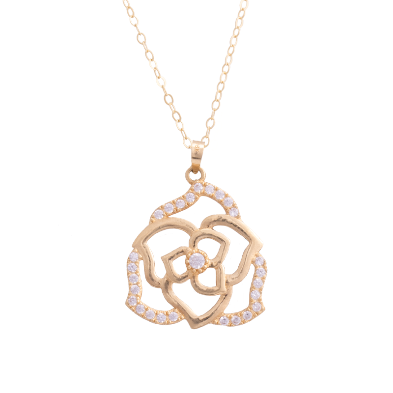 عقد ذهب عيار 18 بتصميم وردة من غاميه، يظهر بتفاصيل دقيقة وأنيقة في الصورة.