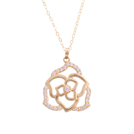 عقد ذهب عيار 18 بتصميم وردة من غاميه، يظهر بتفاصيل دقيقة وأنيقة في الصورة.