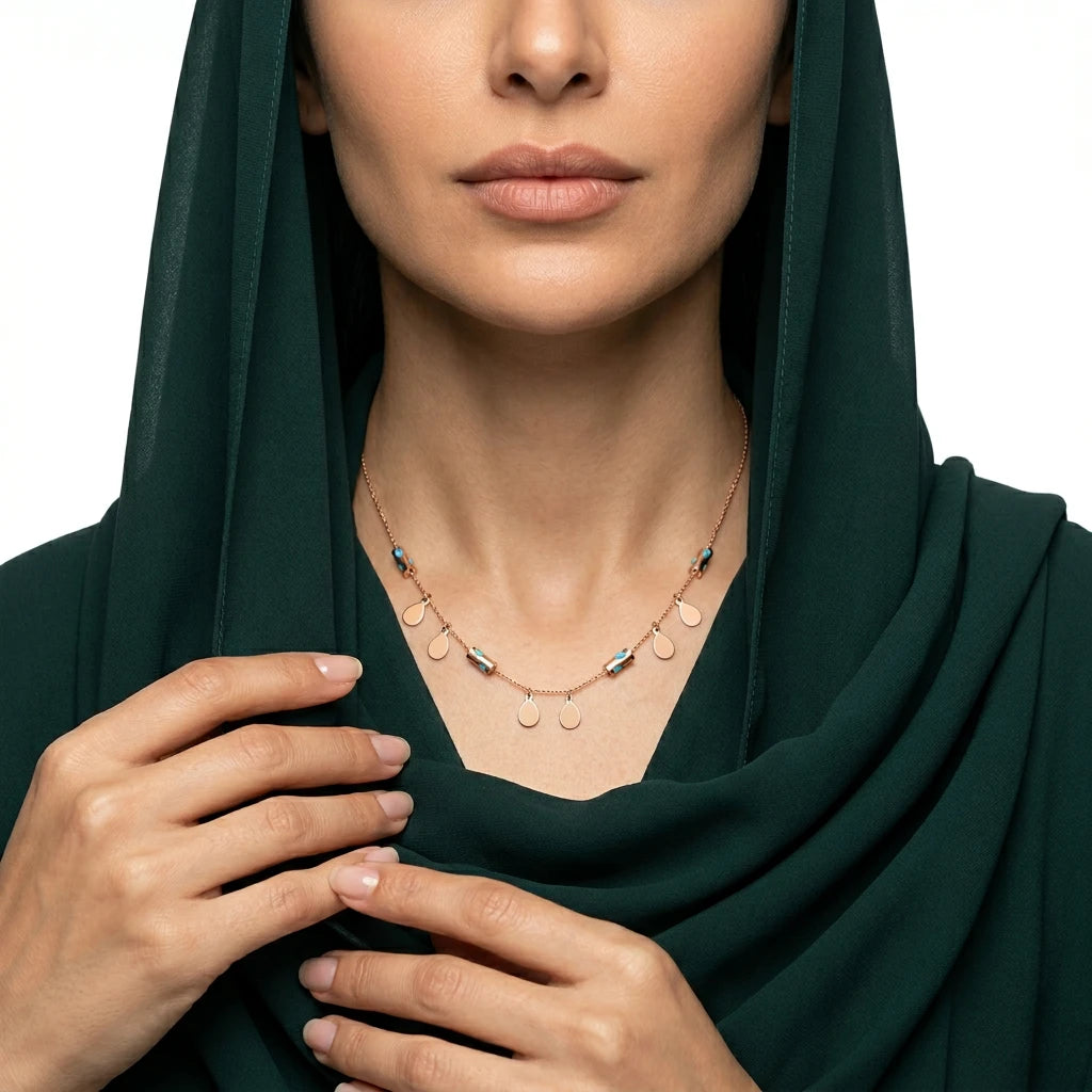 عقد ذهب عيار 18 بتصميم عصري بتعليقات ملونه