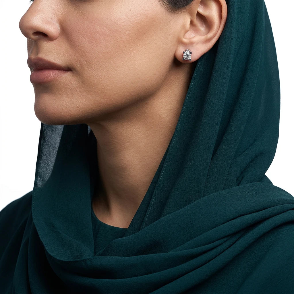 حلق ذهب عيار 18 بفصوص مرصعة بيضاء لامعة