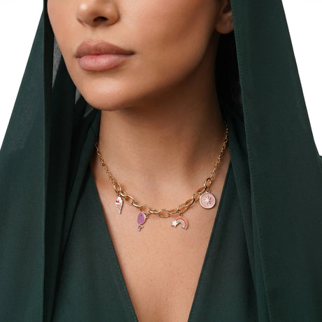عقد ذهب عيار 18 بتصميم تعليقات متنوعة متدلية