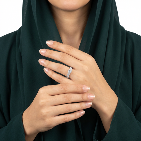 18K White Gold Ring with Shiny Center Stone Design