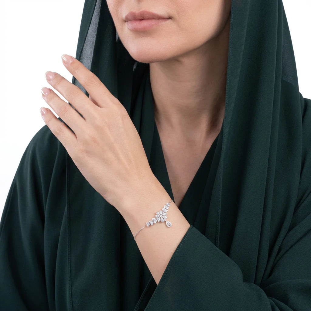 انسيال ذهب أبيض عيار 18 بتصميم زهري مرصّع