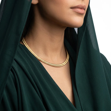 عقد ذهب عيار 18 بتصميم عريض كلاسيكي