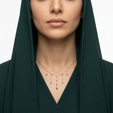 عقد ذهب عيار 18 بتصميم تعليقات متدلية