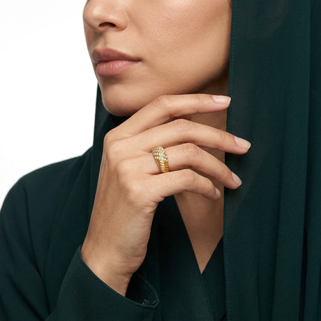 خاتم ذهب عيار 18 تصميم ملتوي مرصع