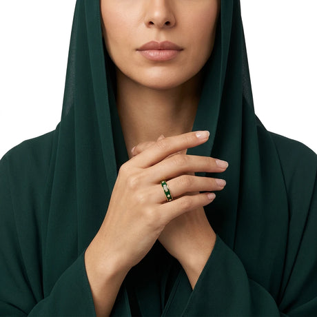 خاتم ذهب عيار 18 مزخرف باللون الأخضر