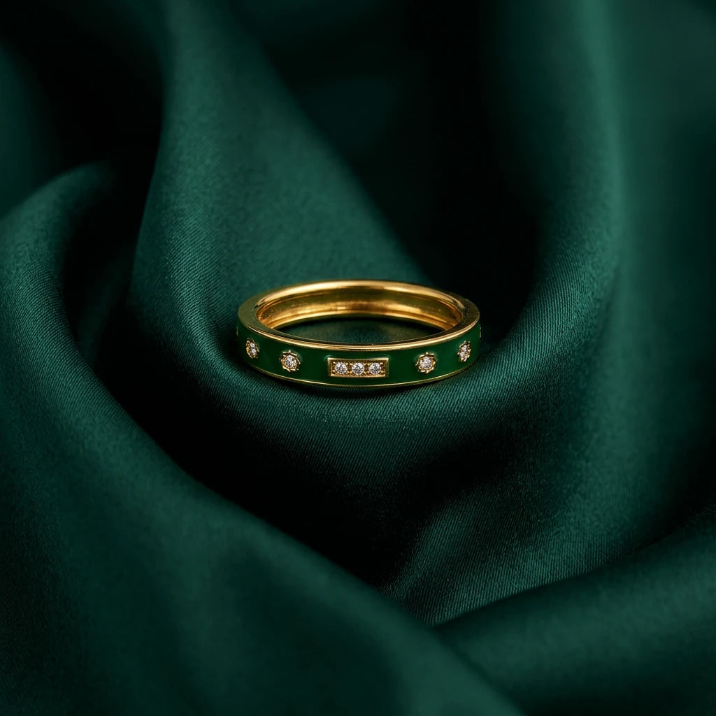 18K Gold Ring with Decorated Design In Green