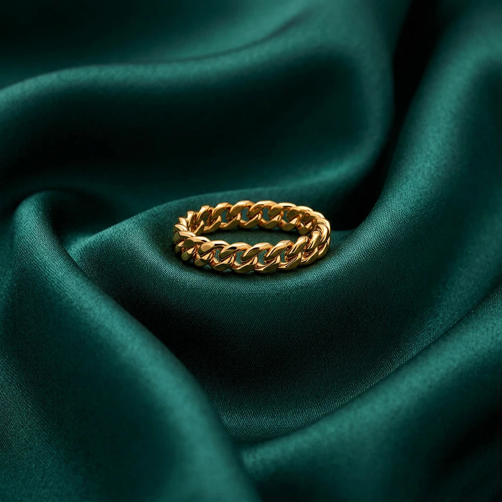 18K Gold Ring with Finale Design