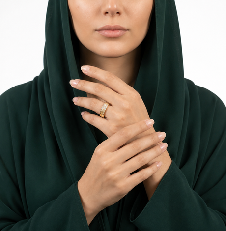 دبلة ذهب عيار 18 بتصميم اورو بفصوص لامعة