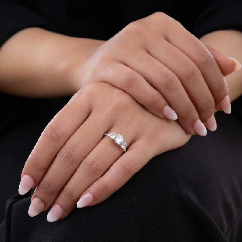 18K Gold Ring with Modern Shiny Design