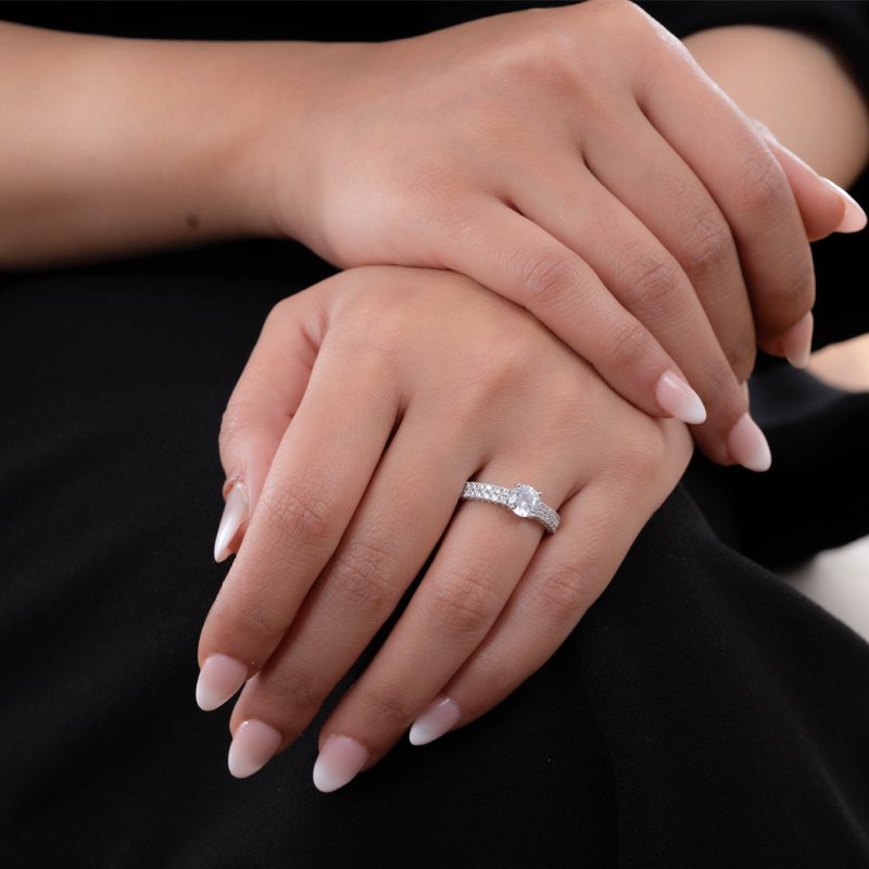 18K Gold Ring with Shiny Center Stone