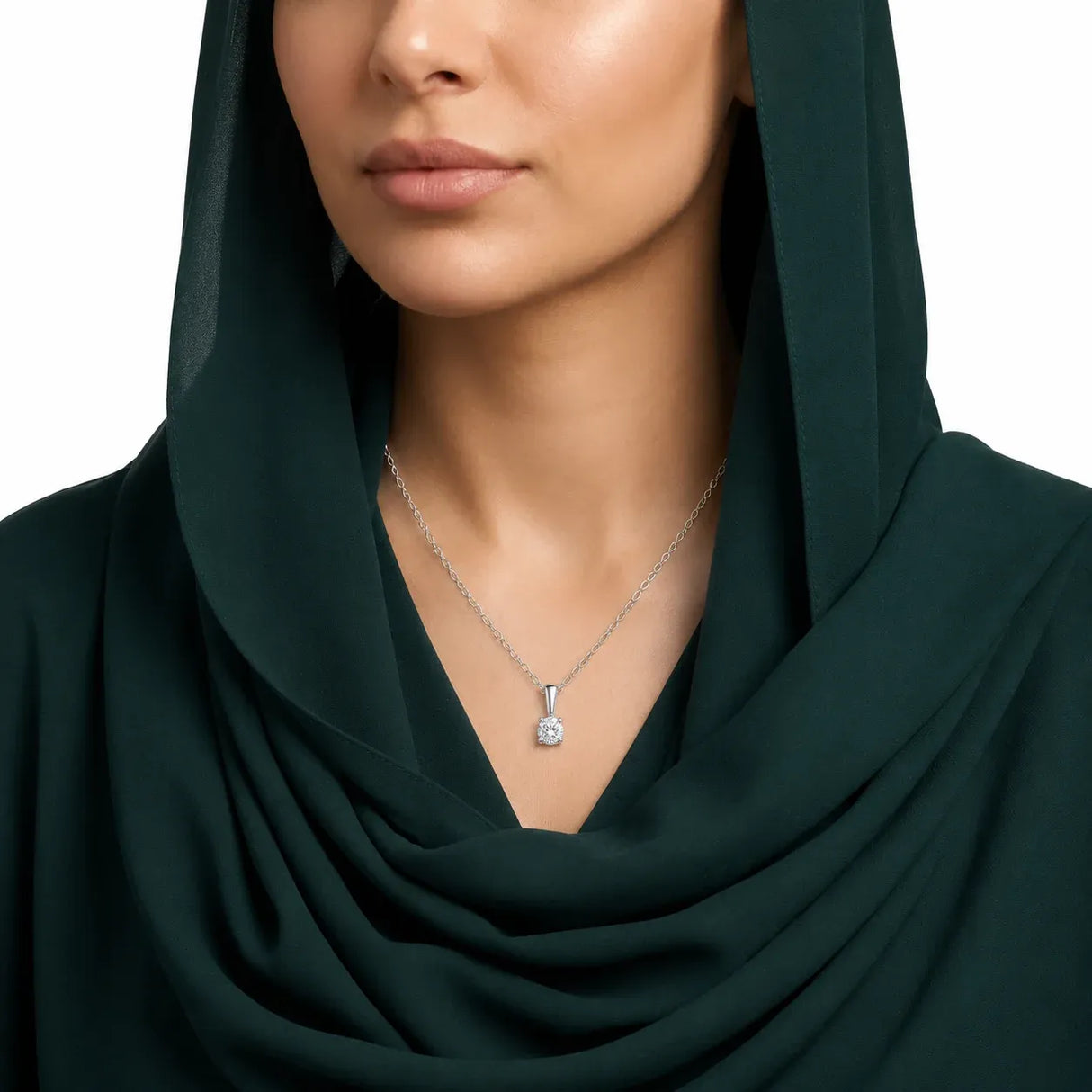 عقد الماس عيار 18 بتصميم تعليقة صغيرة