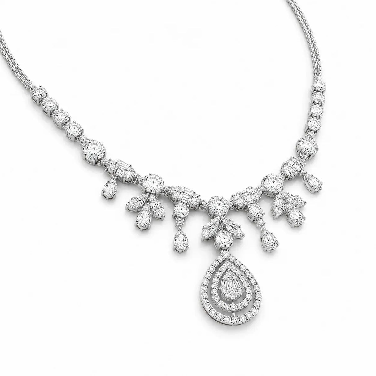عقد الماس عيار 18 بتعليقات متدلية
