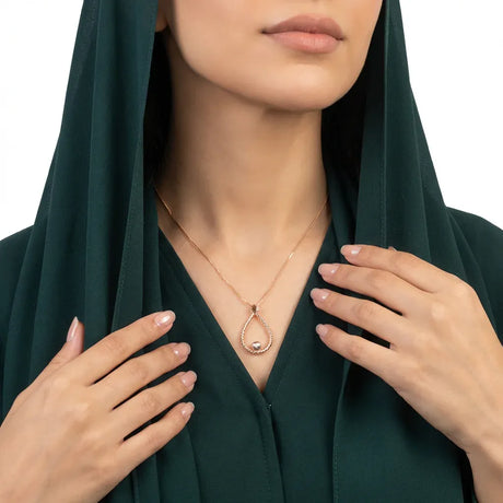 عقد ذهب عيار 18 بتعليقة حلقة مجدولة وزهرية