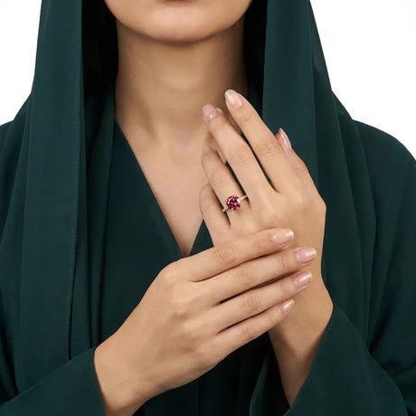 خاتم عيار 18 بفص أحمر بالمنتصف