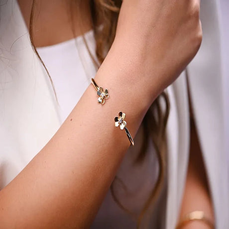 18K bracelet with Two Elegant Flowers Design