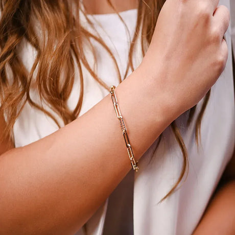 18K Chain Bracelet with Rectangular Links Design