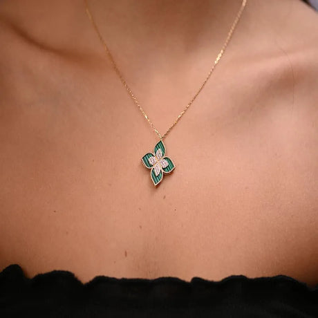 18 karat gold set with green leaf design