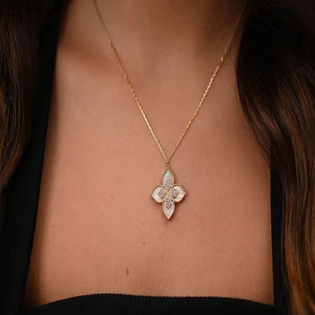 18K Gold Van Cleef Set with White Flower Design