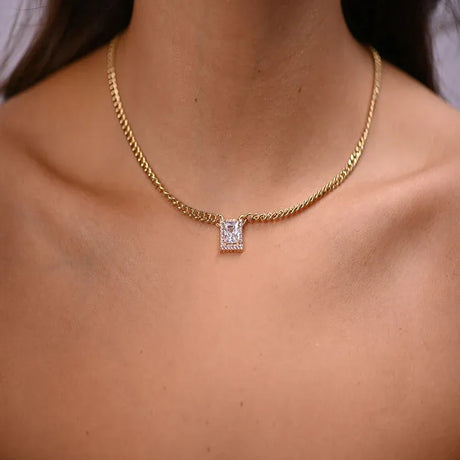 18K gold set with earring design and shiny stone