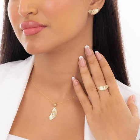 18K gold set with a zigzag design