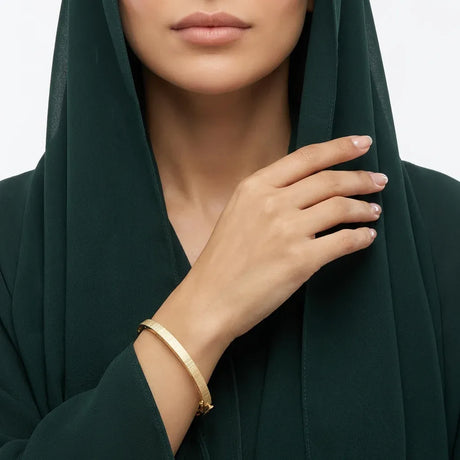 أسورة ذهب عيار 18 بتصميم نقوش خطية