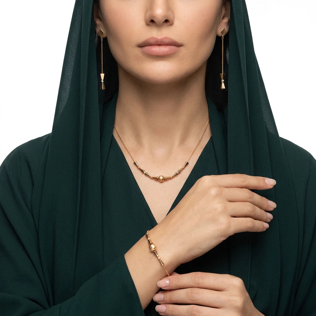 نصف مرصع بذهب عيار 18 قيراط بتصميم عقدة مركزية