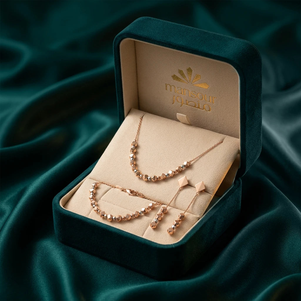Half set of 18K gold, with close geometric shapes
