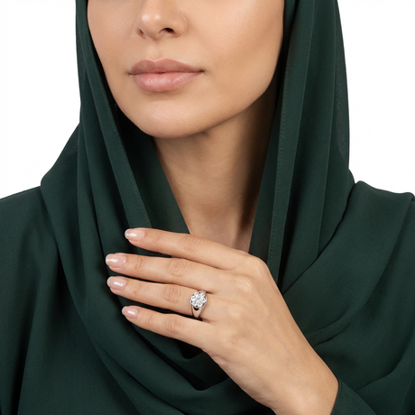 خاتم ذهب أبيض عيار 18 بفصوص لامعة بتصميم زهري