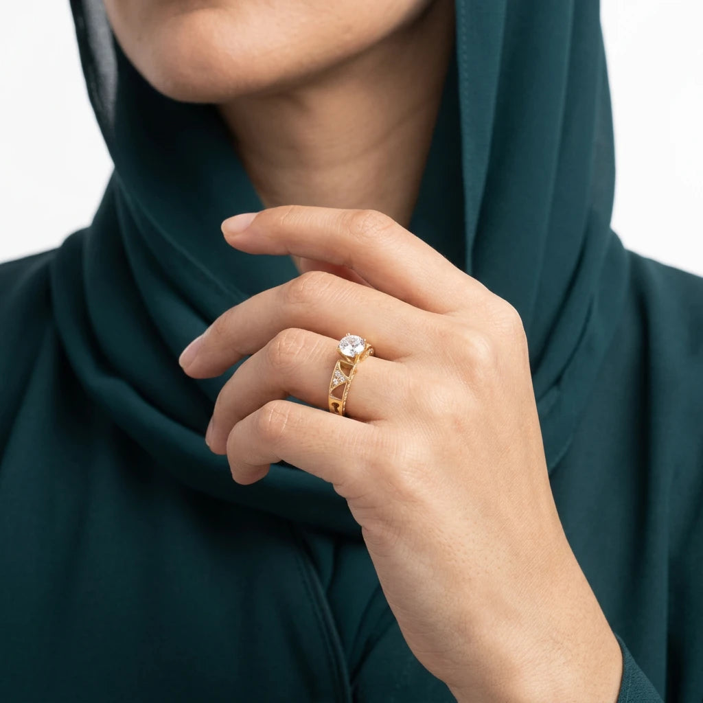 دبلة ذهب عيار 18 بفص دائري كبير