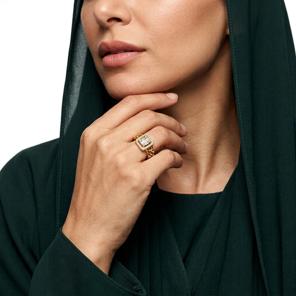 18K Gold Ring with Sparkling Stone Design