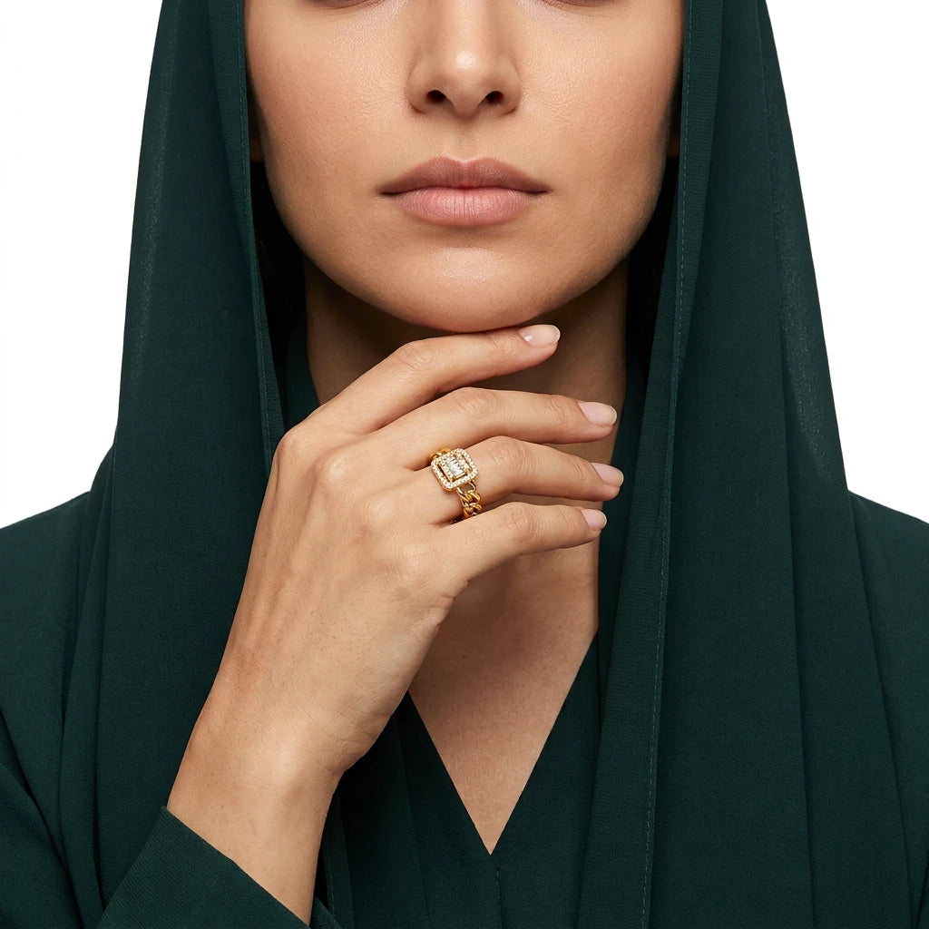 18K Gold Ring with Sparkling Stone Design