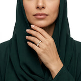 خاتم ذهب عيار 18 بتصميم ملون وفصوص لامعة