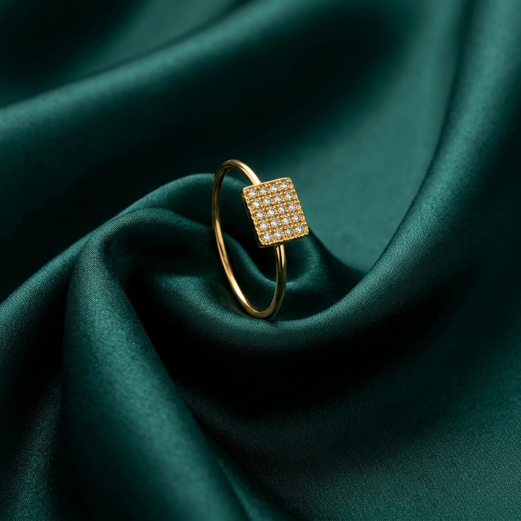 18K Gold Ring with Square Design In White
