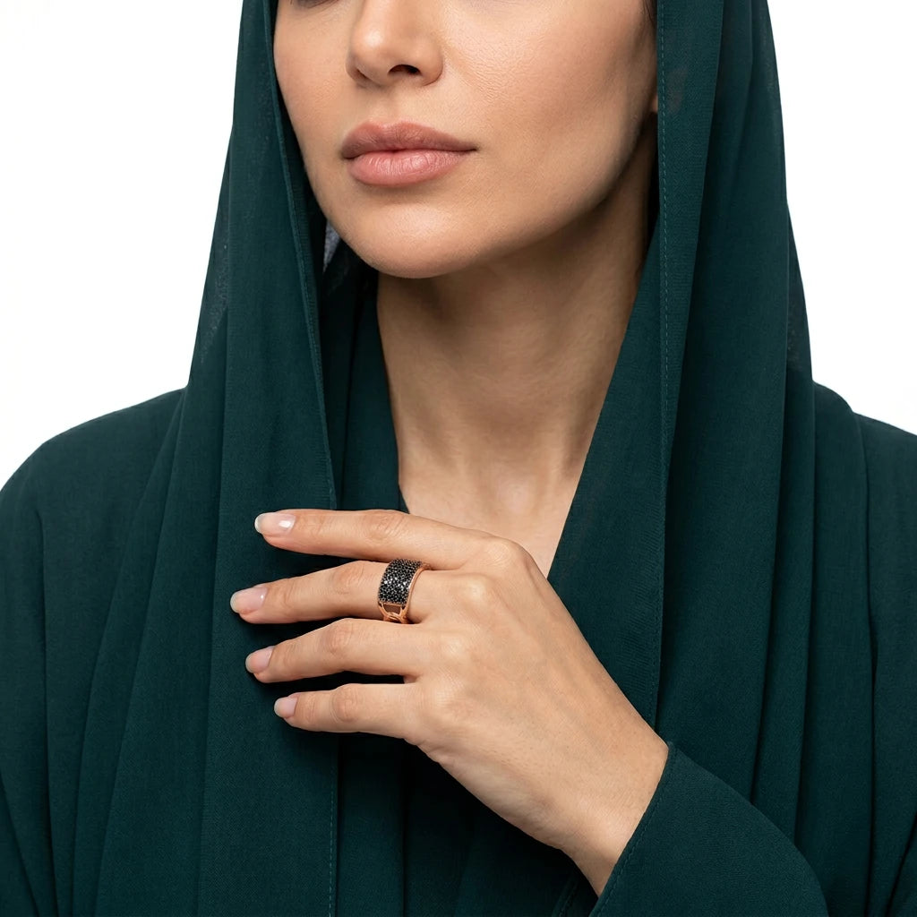 خاتم ذهب عيار 18 مرصع بفصوص سوداء