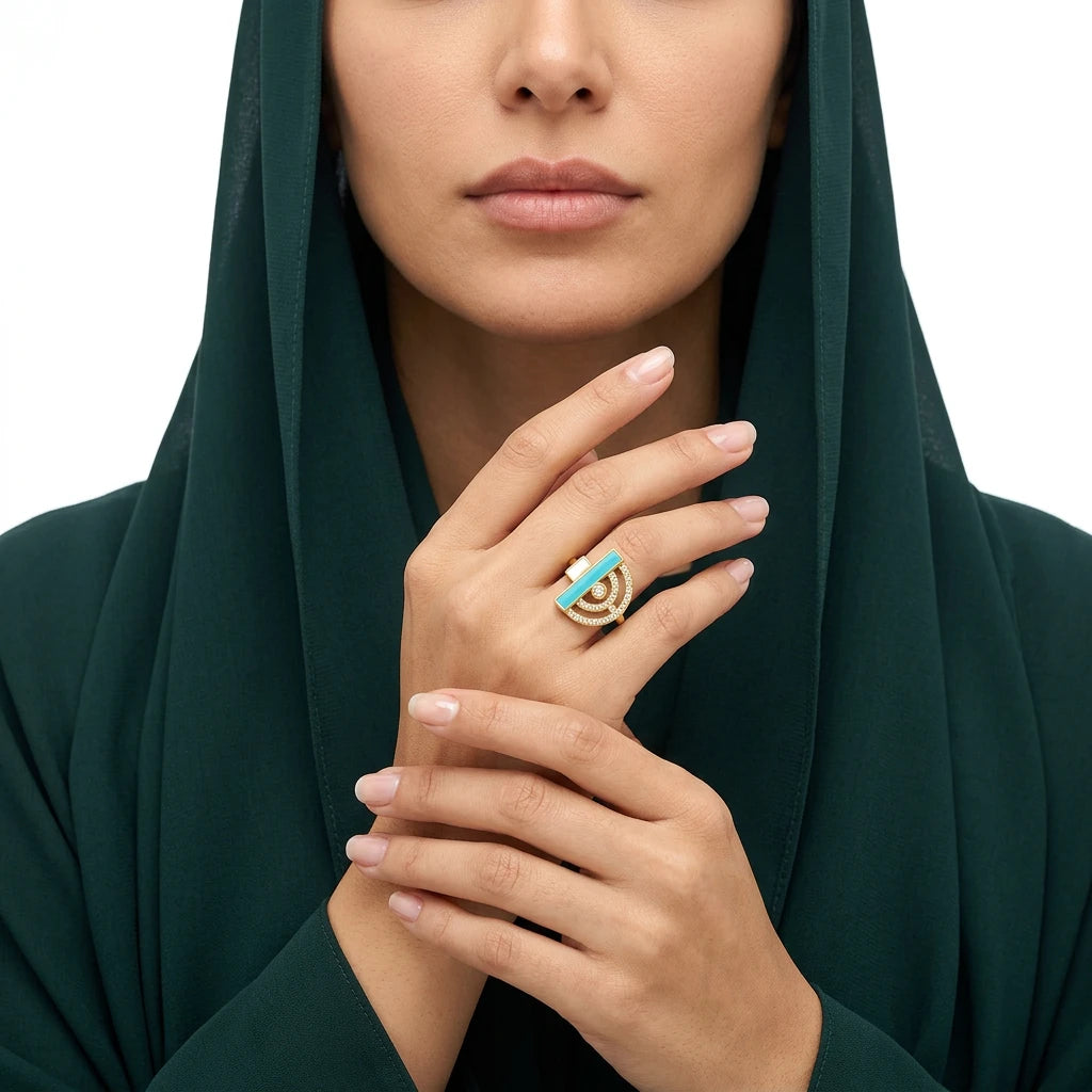 خاتم ذهب عيار 18 بتصميم نصف دائرة ملون وفصوص لامعة